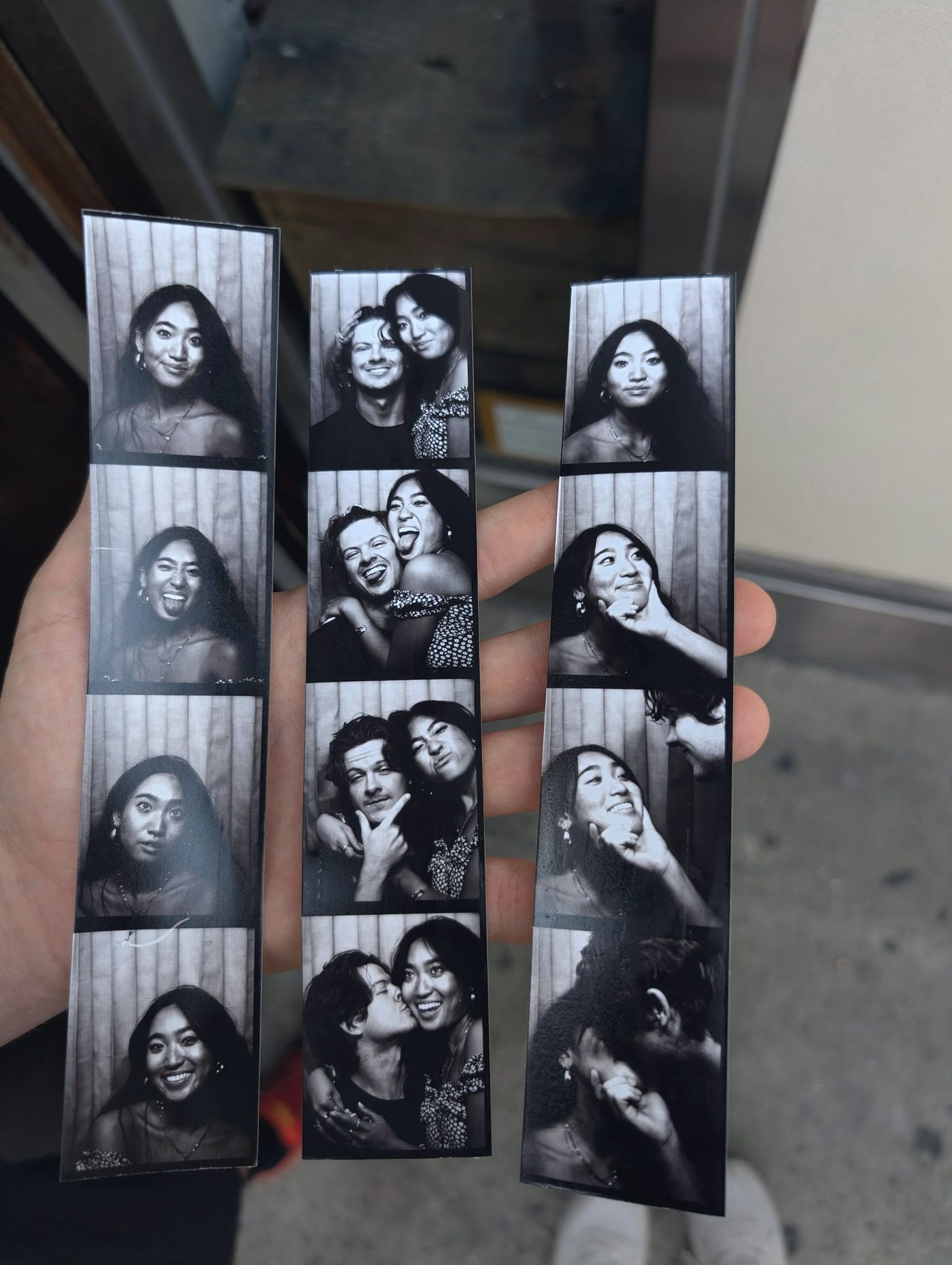 Mano sosteniendo tiras de fotos de photobooth